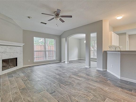 4th image of 1205 Greenbriar Ln