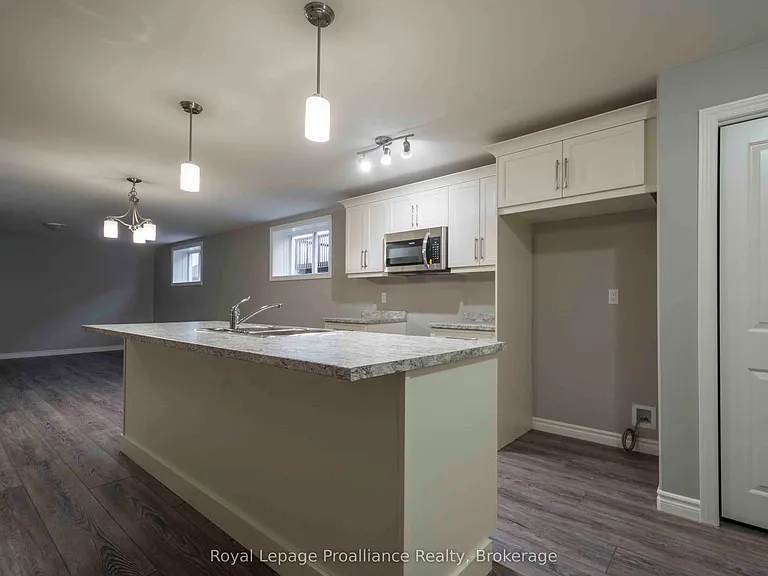47 Dewal Pl — Photo 2