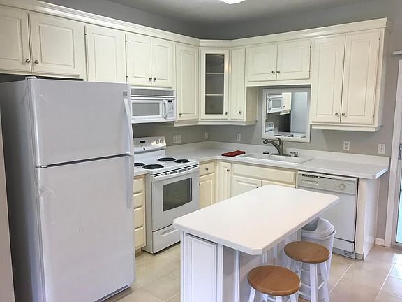 Kitchen with Lots of Storage and New Appliances
