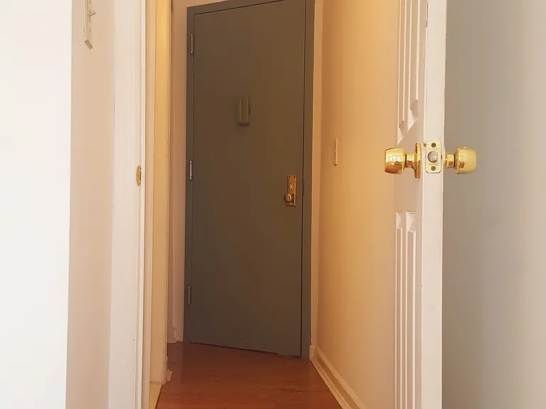 36 Sutton St #1R — Photo 9