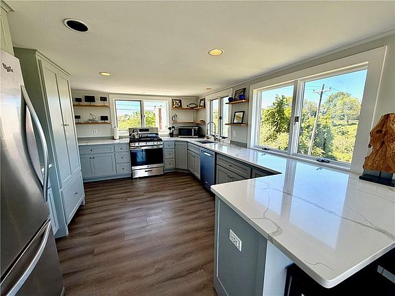 4th image of 838 Center Rd