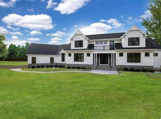 14 Knell Ln, Dix Hills, NY 11746