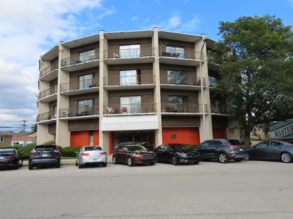 3900 W 95th St APT 303, Evergreen Park, IL 60805