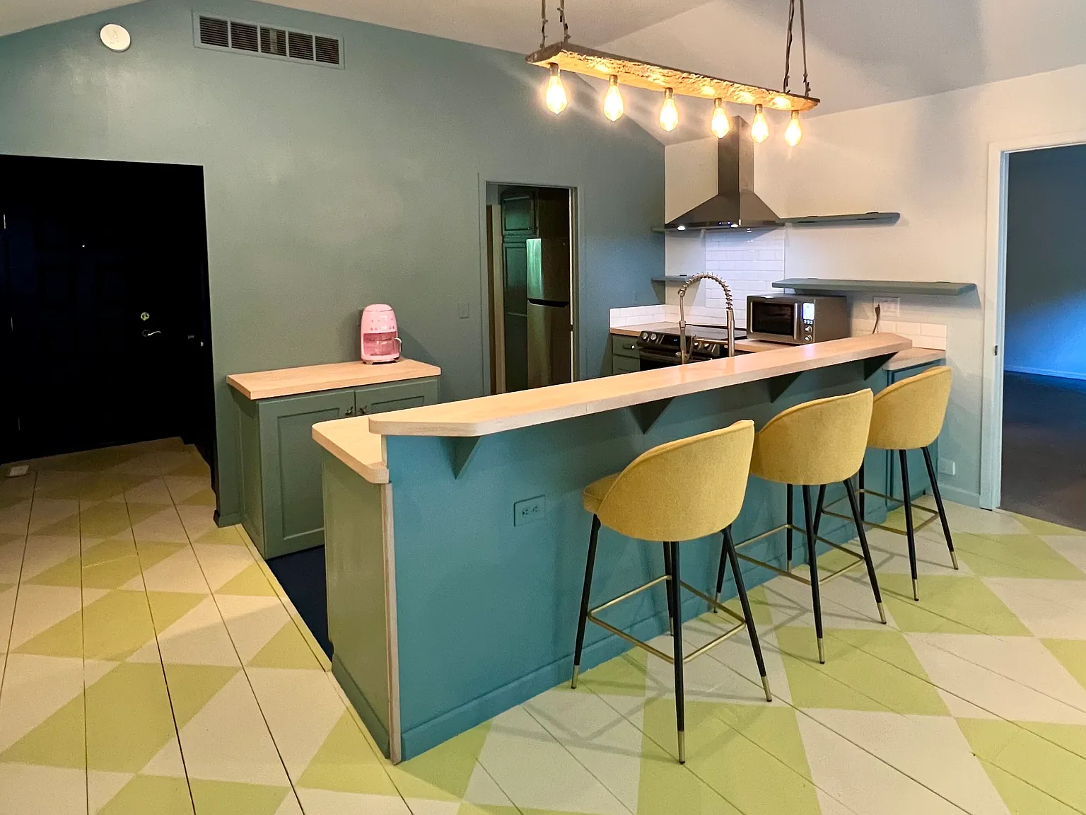 2 bed, 1100 sqft, $2,100 — Photo 3