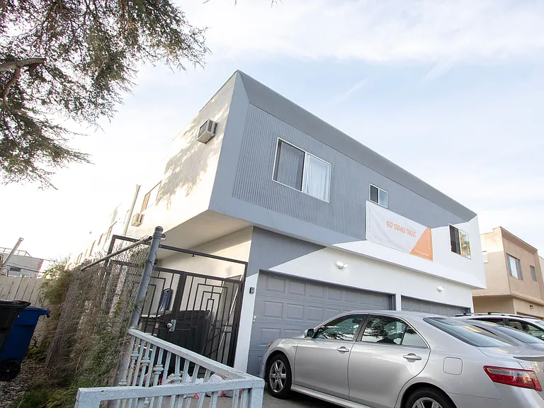 937 N Orange Grove Ave — Photo 3