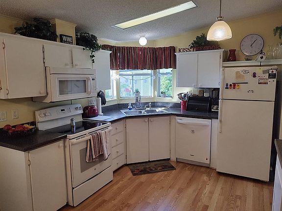 3rd image of 305 Maple Crest Dr