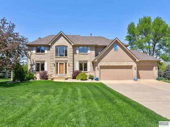 9750 Cinnamon Dr, Omaha, NE 68136