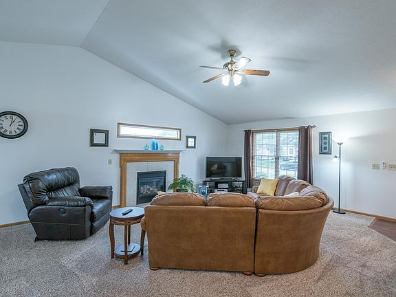 5th image of 130 Fox Glen Dr W