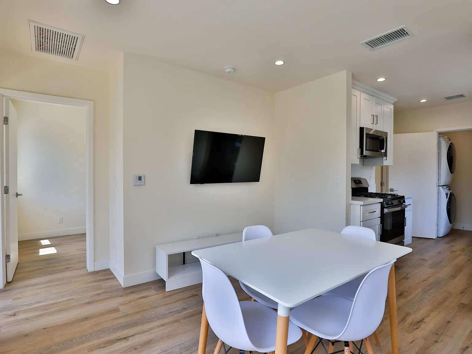 2 bed, 750 sqft, $3,200 — Photo 4