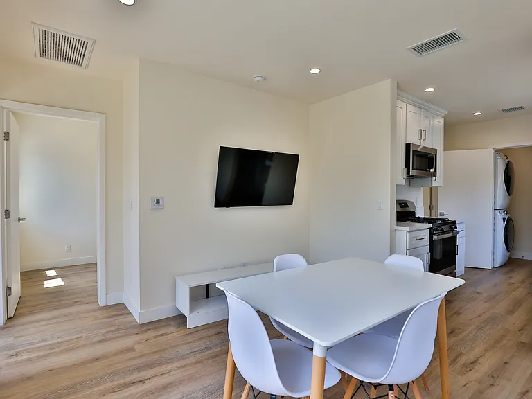 619 W 30th St #625 — Photo 4