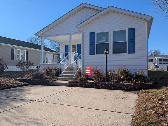 2nd image of 11 Park Ln #10