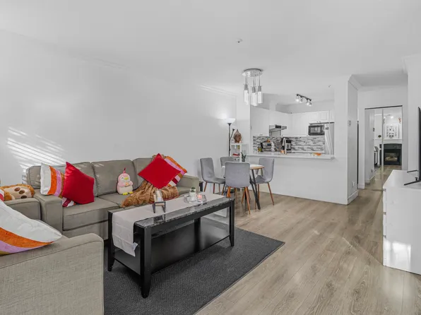 13733 74th Ave #411, Surrey, BC V3W 1B8