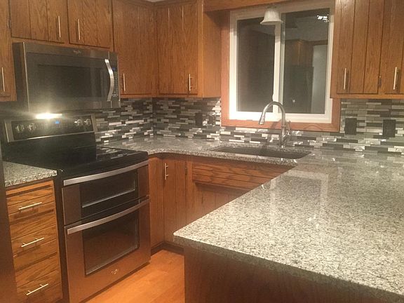 Kitchen w/granite countertop, large sink, glass/stone backsp