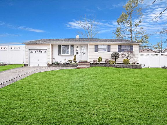 4th image of 98 Ronkonkoma Blvd