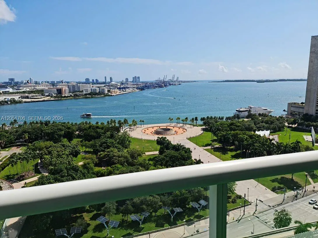 50 Biscayne Condo — Photo 2