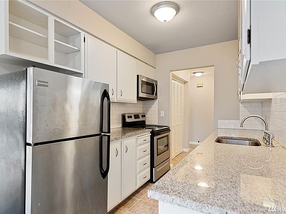 4th image of 2562 Thorndyke Ave W 104 #104