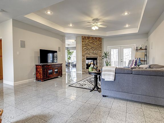 4th image of 105 Saint Andrews Dr
