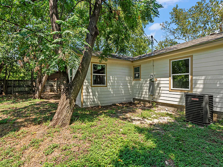 906 Attas Ave — Photo 10