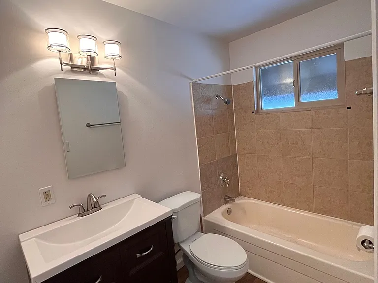 1077 Moss Rd #3 — Photo 6