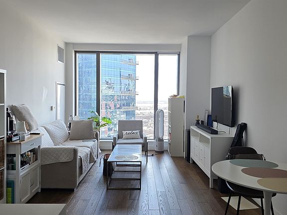 2nd image of 99 Hudson St #1705