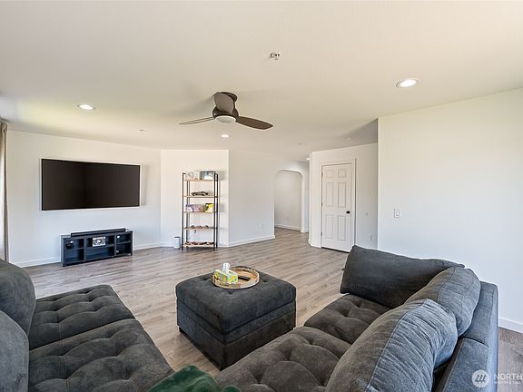 4th image of 2387 Combine Street