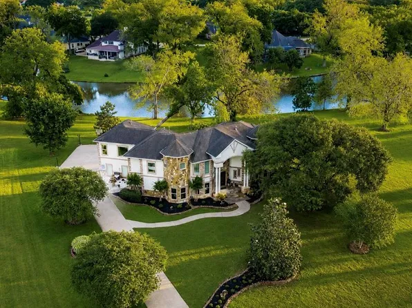 5610 Westerham St, Weston Lakes, TX 77441