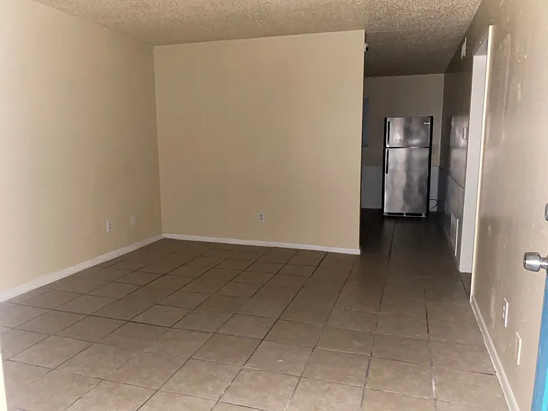 803 W Ave E #8 — Photo 7