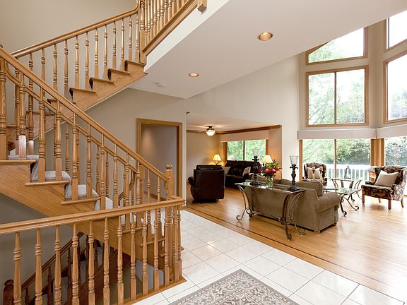 4th image of 7S670 Carriage Way Ct