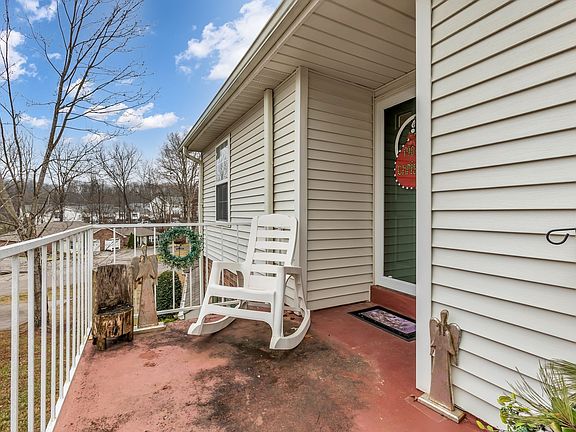 3rd image of 114 Eastdale Ln