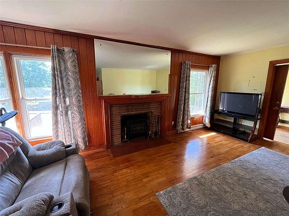 5th image of 7 Hillcrest Ave NE