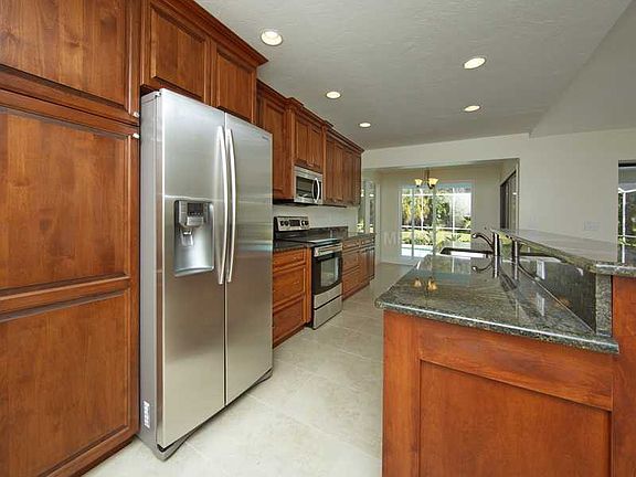 3rd image of 971 Highland Cir