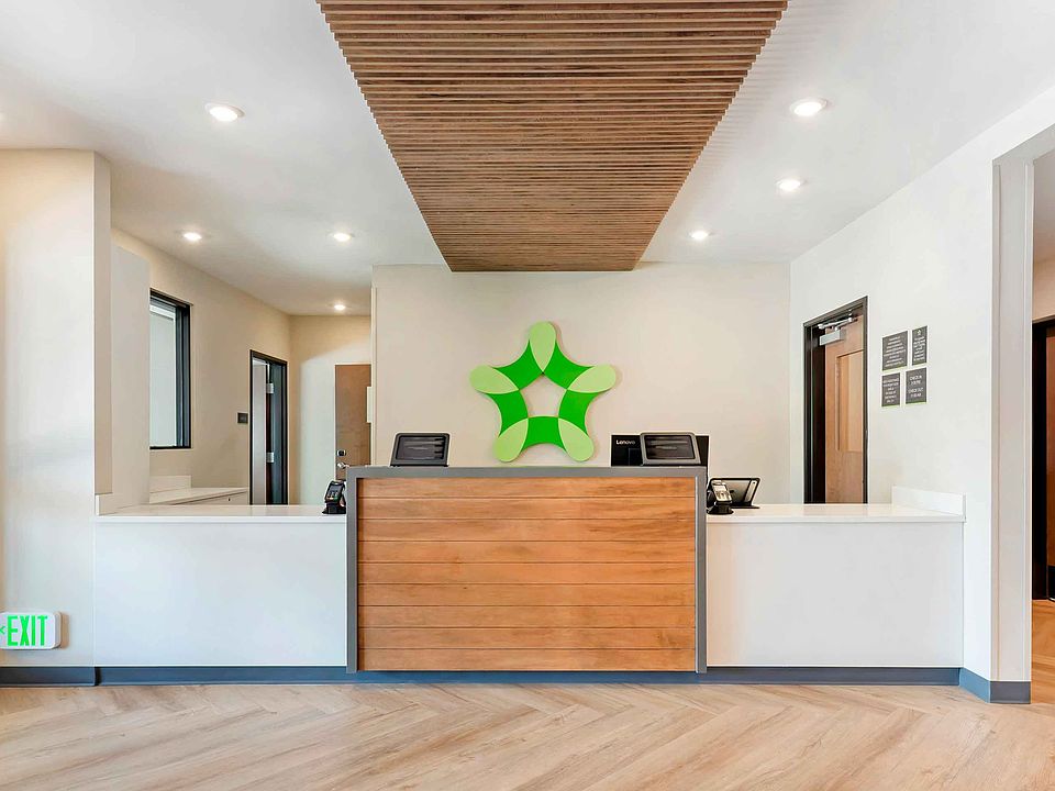 Lobby and Guest Check-in