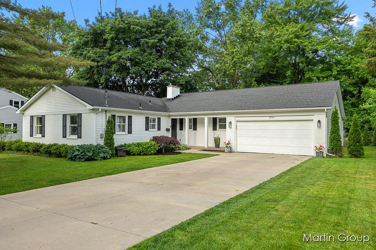 2243 Cambridge Dr SE photo 1