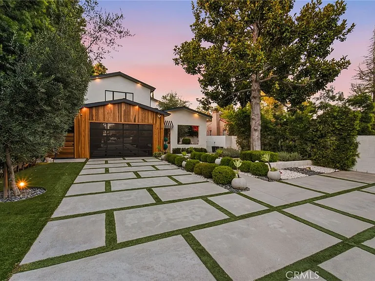 13135 Chandler Blvd — Photo 3