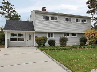 18 Deep Ln, Wantagh, NY 11793