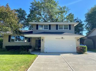 1611 E Barberry Ln, Mount Prospect, IL
