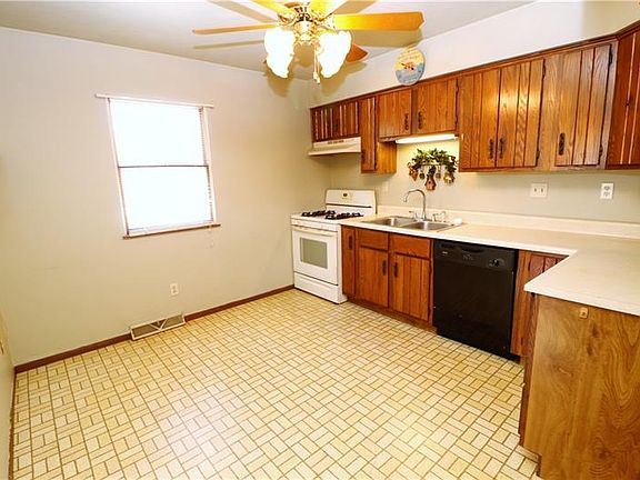 4th image of 130 Woodstone Ln