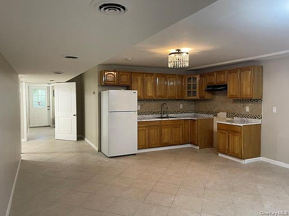 3rd image of 549 Wolf Hill Rd