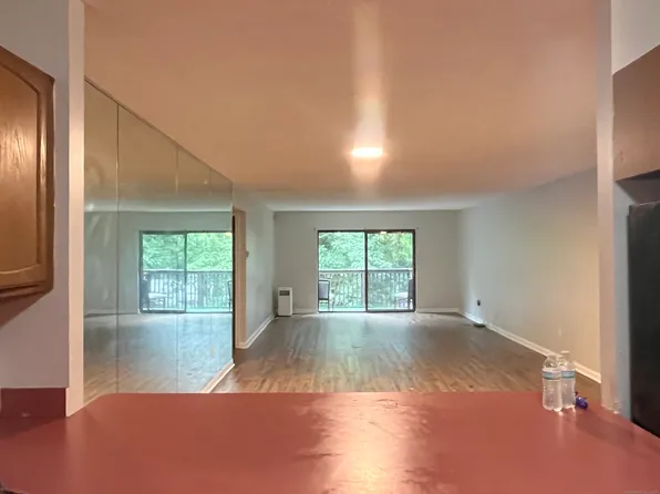 1274 East Main Street APT D27, Meriden, CT 06450