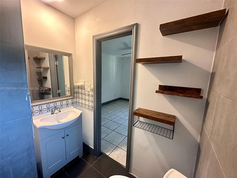 1418 SW 27th St #1 — Photo 8
