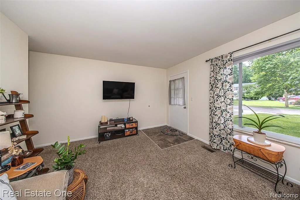 2 bed, 890 sqft, $1,350 — Photo 3