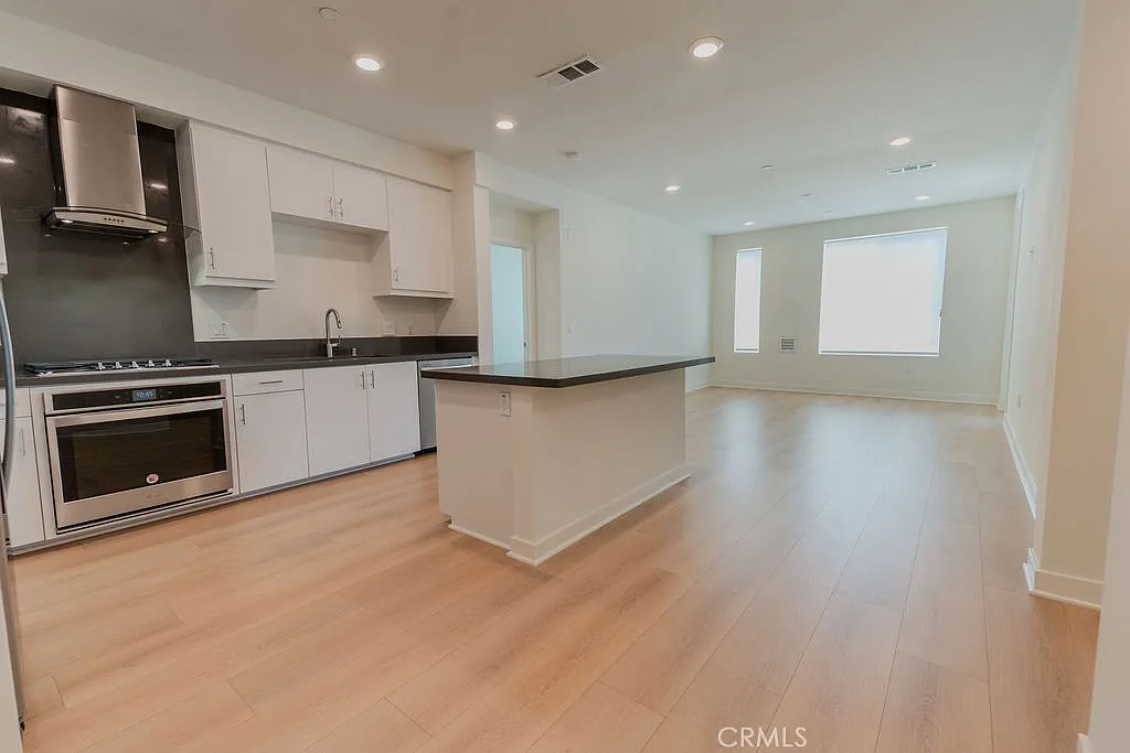 3 bed, 1483 sqft, $4,400 — Photo 3