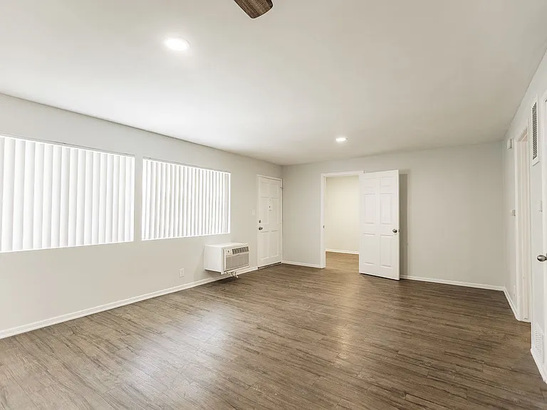 18407 Dearborn Street — Photo 46
