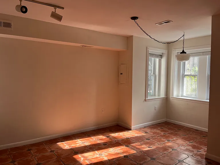 616 7th St NE #B — Photo 3