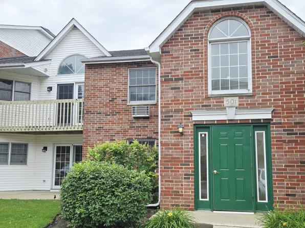501 Leah Ln APT 2A, Woodstock, IL 60098