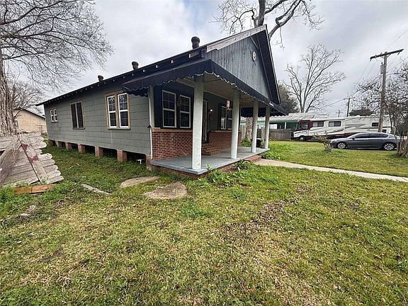 3rd image of 808 Loraine St