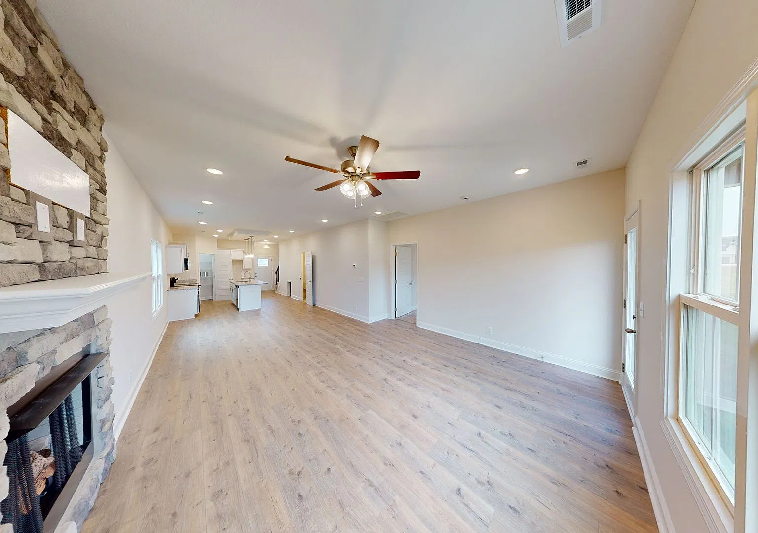Modern Home with Stainless Steel Appliances, Walk-In Closet And Attached Garage — Photo 2