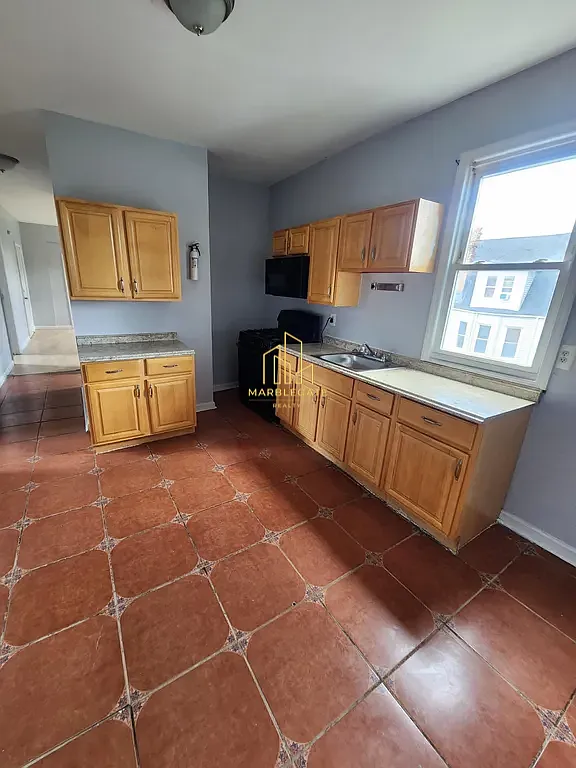3 bed, 1050 sqft, $1,850 — Photo 2