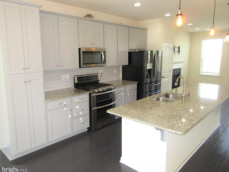 220 Jenny Dr — Photo 3