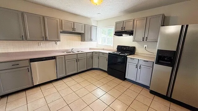 3245 Chrysler St — Photo 4